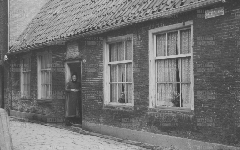 Vrouw Fransens Gasthuis aan de Battengang in Groningen met de laatste inwoonster, ca .1930